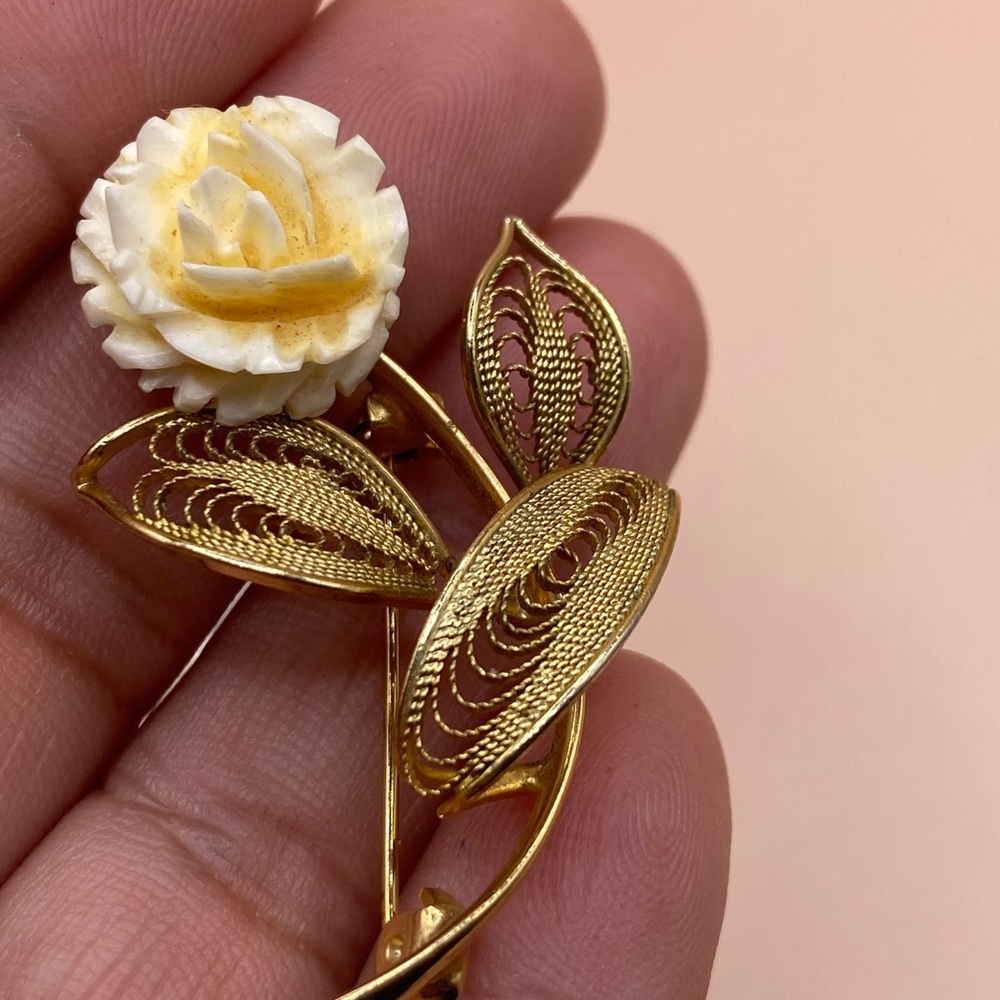 Vintage‎ dainty filigree carved flower brooch pin